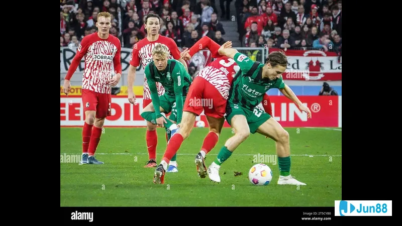 Cầu thủ Monchengladbach vượt qua hàng phòng ngự của Freiburg trong trận đấu. Cầu thủ Monchengladbach vượt qua hàng phòng ngự của Freiburg trong trận đấu.