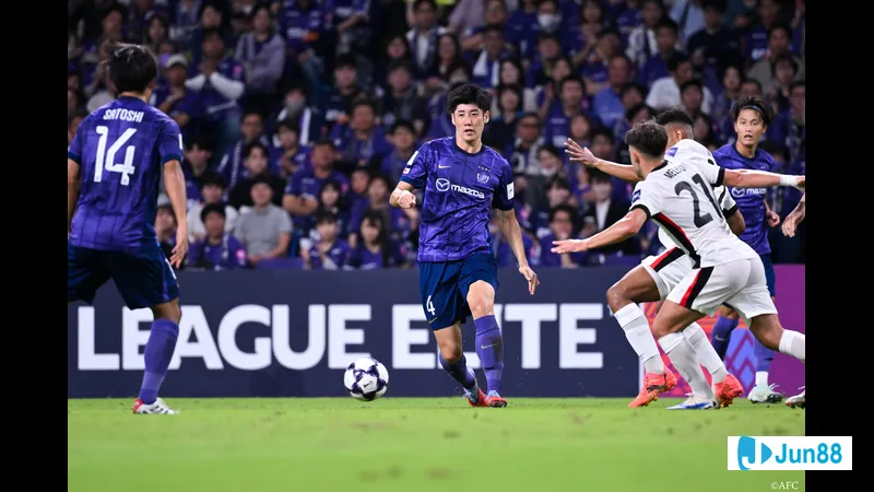 Cầu thủ của Sanfrecce Hiroshima dũng mãnh vượt qua cầu thủ Machida trong trận đấu