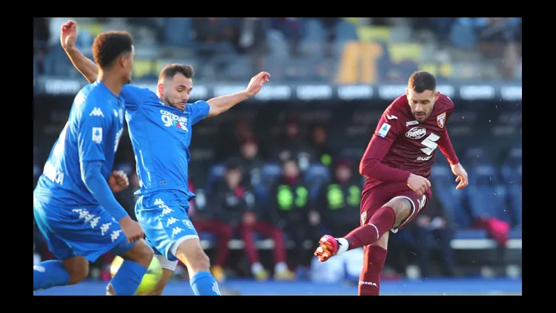 Cầu thủ Lecce dũng cảm đối mặt với hậu vệ Torino trong trận đấu Cầu thủ Lecce dũng cảm đối mặt với hậu vệ Torino trong trận đấu