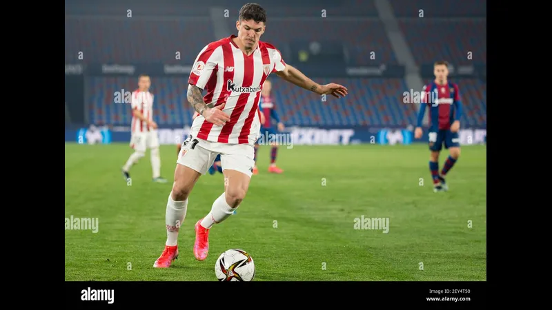 Cầu thủ của Levante đang tiến vào vòng cấm của Athletic Bilbao với tinh thần quyết tâm cao