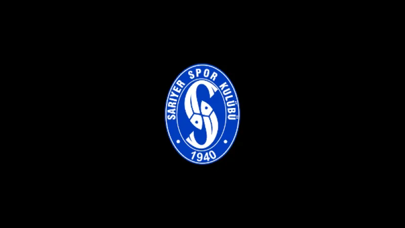 Cầu thủ của Sariyer vượt qua hậu vệ của Bandirmaspor trong trận đấu