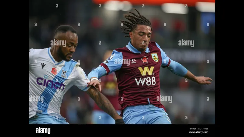 Cầu thủ của Burnley chiến đấu quyết liệt để giữ bóng khỏi Crystal Palace Cầu thủ của Burnley chiến đấu quyết liệt để giữ bóng khỏi Crystal Palace