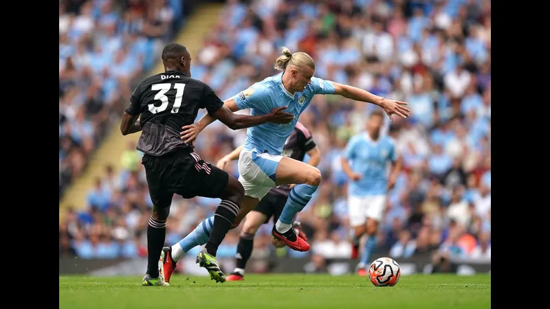 Cầu thủ của Fulham đang chống đỡ sức ép từ cầu thủ Man City trong trận đấu