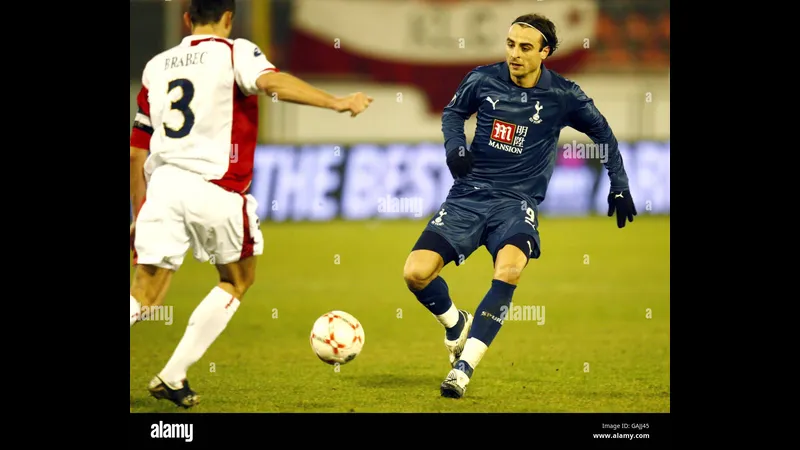 Cầu thủ Tottenham vượt qua phòng ngự của Slavia Prague trong trận đấu Cầu thủ Tottenham vượt qua phòng ngự của Slavia Prague trong trận đấu