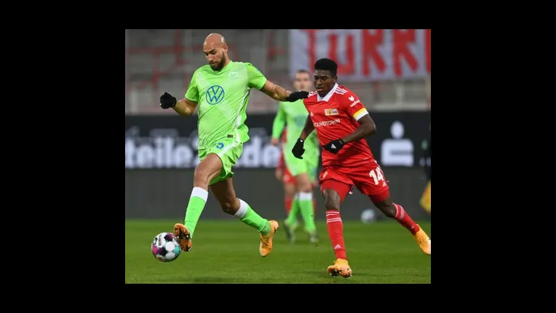 Cầu thủ của Wolfsburg và Union Berlin đang tranh chấp quả bóng trên sân cỏ Cầu thủ của Wolfsburg và Union Berlin đang tranh chấp quả bóng trên sân cỏ
